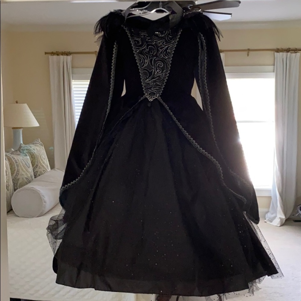 Girl’s Queen Costume from Hallow’e Eve